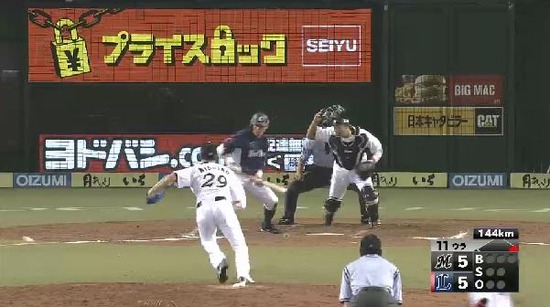 11回裏２栗山バント (1)