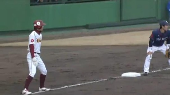 8回裏１連打３塁 (2)