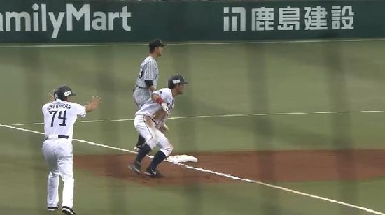 ７回裏２炭谷２ベース３塁２塁 (2)