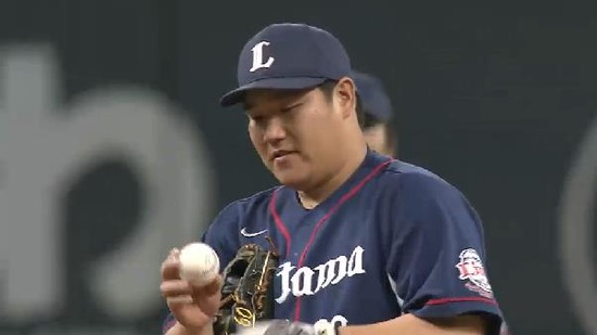 ９回裏１中島の打球を中村が弾く (1)