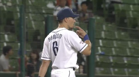 ３回表１ランサムフライを見失い井口２ベース (1)