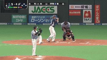 ４回表１秋山３０試合連続安打 (1)