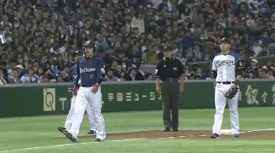 3回表2ワイルドピッチ (1)