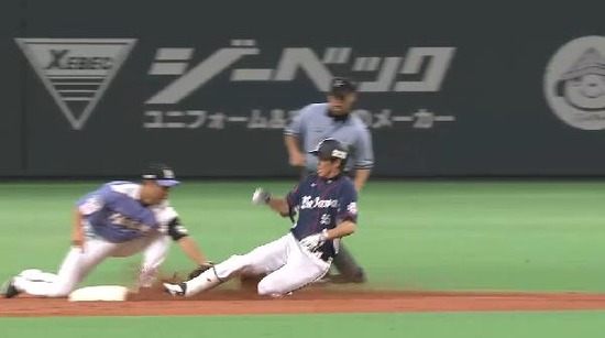 ４回表１秋山３１試合連続安打２塁アウト (7)