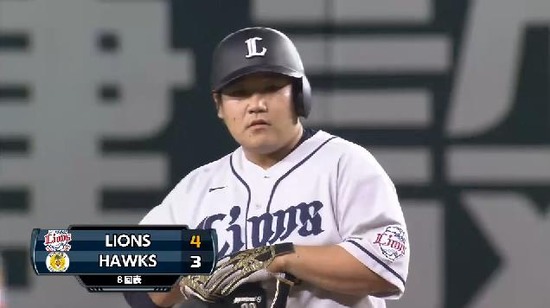 8回表3中村2点タイムリー (3)