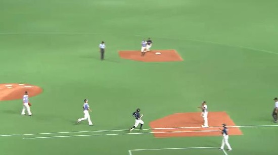 ６回表１秋山フォアボール栗山バント (1)