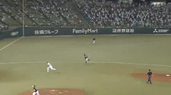 ８回裏５秋山猛打賞満塁 (8)