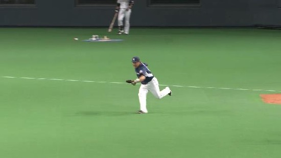 ９回裏１中島の打球を中村が弾く (2)