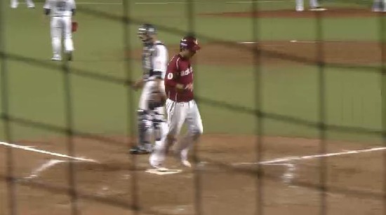 ９回表４ウィーラータイムリー２ベース (3)