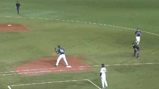 ８回裏３クルーズショートゴロ (2)