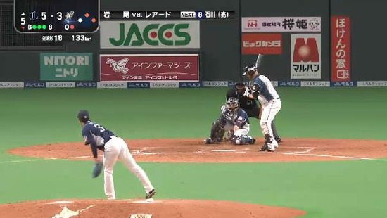 ５回裏１ヒットとフォアボール２つ１アウト満塁 (2)