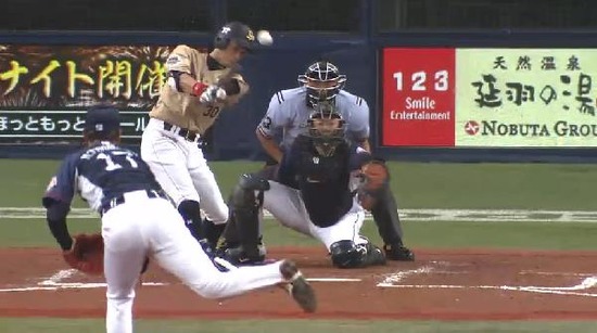３回裏３岩崎センター前浅村好守小田飛び出してゲッツー (3)