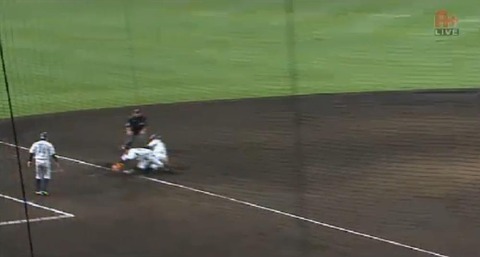 ９回表４脇谷バント、オスンファン送球エラー金子生還 (1)