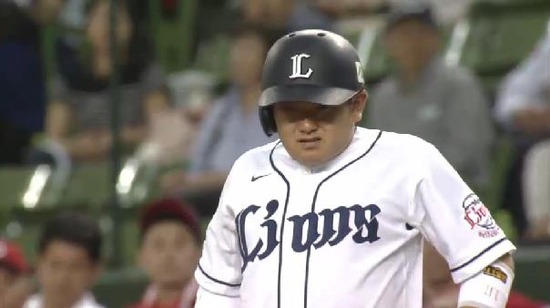 2回裏3森左膝デッドボール (1)