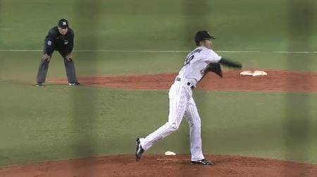 5回表1脇谷牽制アウト (1)