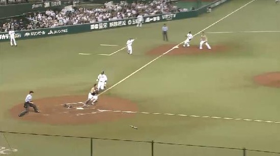 ４回裏４脇谷ファーストゴロホームアウト (1)