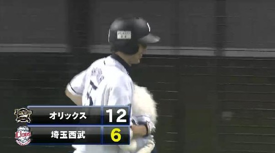 ９回裏１秋山２８試合連続安打HR (6)