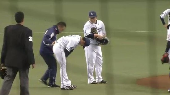 ２回表２イデホ強襲野上太もも (1)