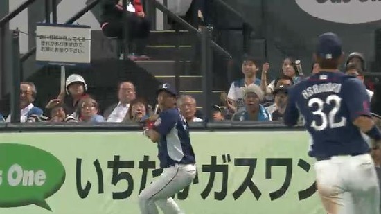 ８回裏４レアードファーストフライ (2)