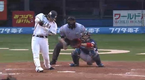 ３回裏１角中２ベース３塁２塁 (2)