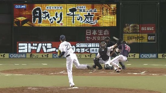 8回表1山田危険球 (3)