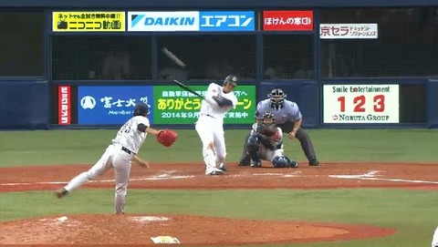 ９回裏５岡田タイムリー２ベース (1)