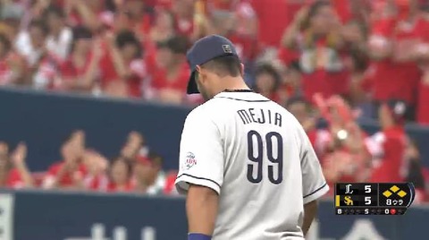 8回裏5メヒアエラー満塁 (2)