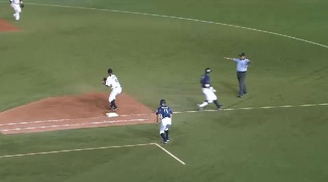 ８回表５栗山内野安打１点 (3)