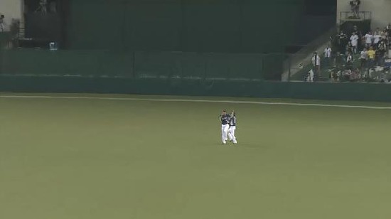 1回表３デスパイネ犠牲フライ木村秋山重なる (4)