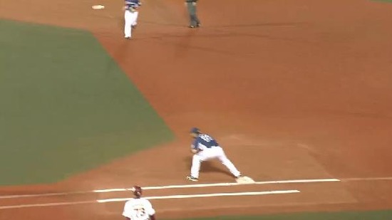 1回裏2ウィーラーサードゴロ (2)