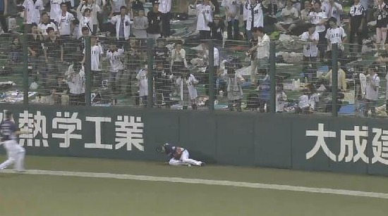 ７回表２角中タイムリー３ベース (6)