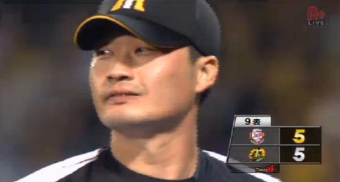 ９回表４脇谷バント、オスンファン送球エラー金子生還 (3)