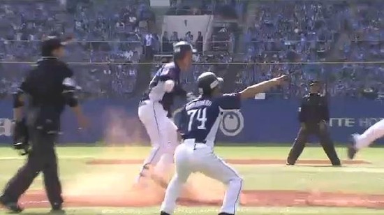 ４回表１秋山３ベース (3)