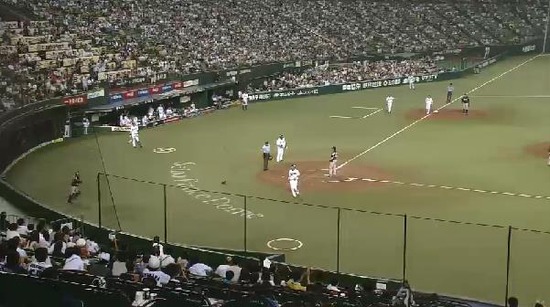 ７回裏５暴投 (4)