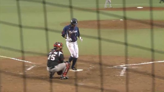 ７回裏４秋山タイムリー (4)