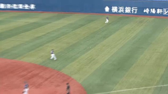 ６回裏１代打桑原バットを折りながらヒット (1)