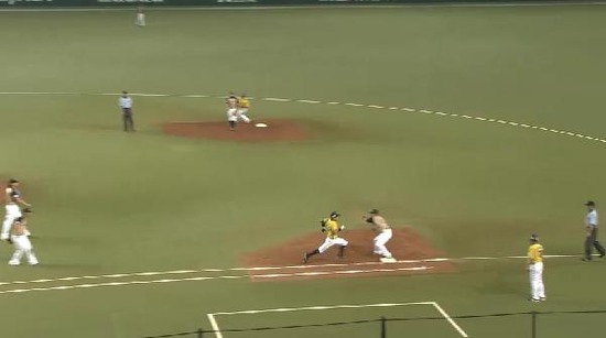 ２回表１脇谷ヒット外崎バント (2)