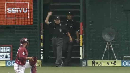 ３回裏１炭谷HRビデオ判定 (9)