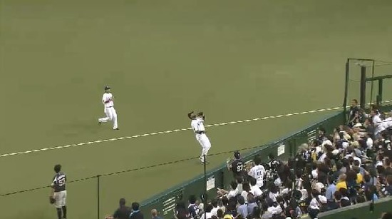 4回表３クルーズファーストファールフライ (2)