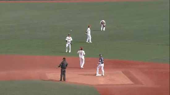 ５回表１森ラッキー２ベース (2)