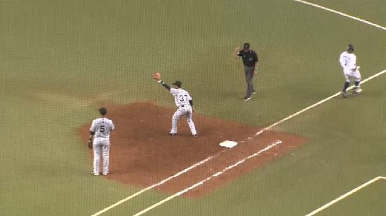 ８回裏３栗山バント失敗併殺 (1)