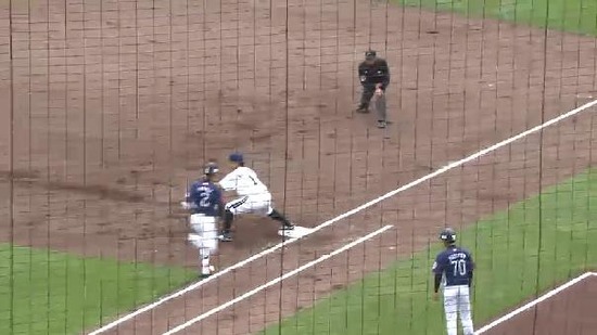 2回表5金子初球打ちゴロアウト (3)