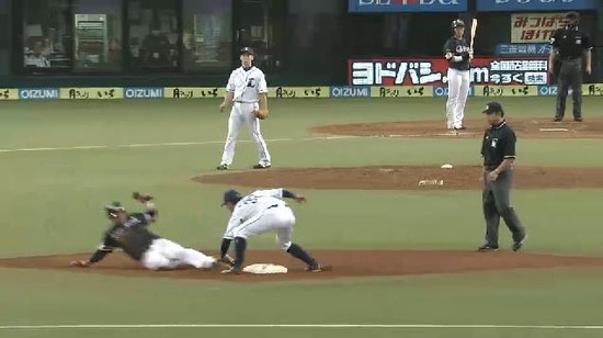 4回表1炭谷刺す (1)