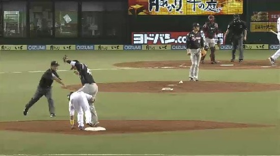 ４回裏３おかわりフライアウト浅村盗塁失敗 (1)