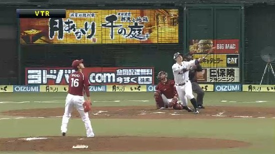 ３回裏１炭谷HRビデオ判定 (6)
