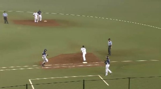 11回裏２栗山バント (2)