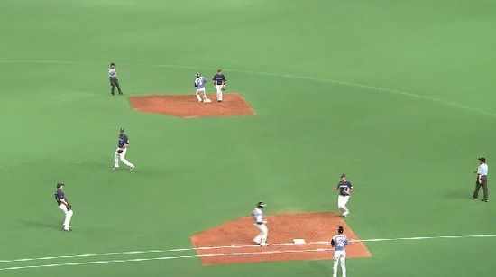 ５回裏２内野ゴロ生還雄星ベースカバー (3)