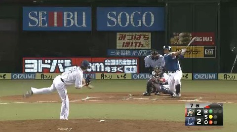 ７回表４小谷野タイムリーヒット逆転  (2)
