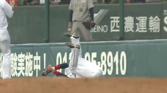 9回表3ブランコライトフライ (2)