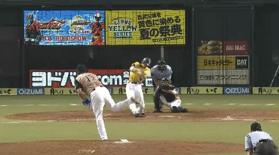 ４回裏１フォアボール秋山ヒット１塁３塁２アウト (2)